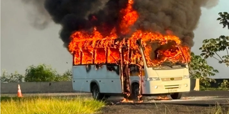 Micro-ônibus com atletas de karatê de Santa Bárbara d’Oeste pega fogo na Bandeirantes