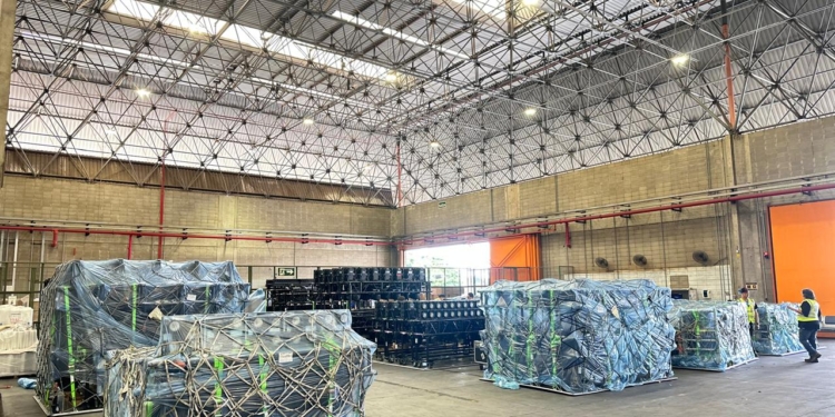 Viracopos realiza exportação de 212 toneladas de equipamentos da turnê de Bad Bunny
