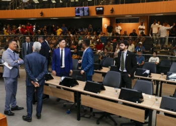 Em sessão tumultuada, Câmara de Campinas aprova punição a Otto Alejandro e arquiva CPs