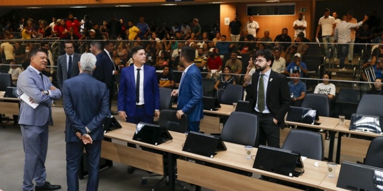 Em sessão tumultuada, Câmara de Campinas aprova punição a Otto Alejandro e arquiva CPs