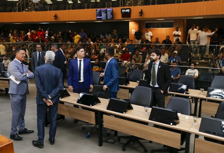 Em sessão tumultuada, Câmara de Campinas aprova punição a Otto Alejandro e arquiva CPs