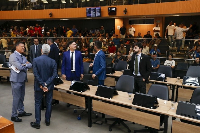 Em sessão tumultuada, Câmara de Campinas aprova punição a Otto Alejandro e arquiva CPs