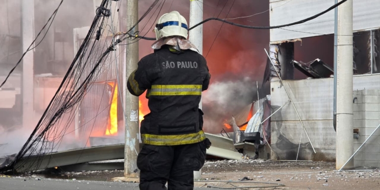 Incêndio atinge fábrica em Indaiatuba e deixa feridos; veja imagens