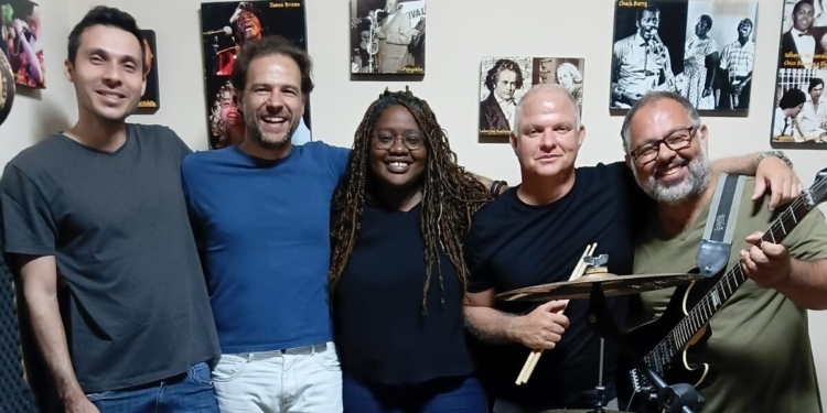 Banda ‘A Outra’ resgata clássicos com releituras inovadoras no Carnarock da Bierinbox