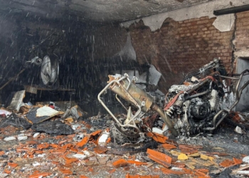 Incêndio em garagem de casa no Jardim São Vicente destrói quatro motos