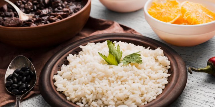 Quedas nos preços do arroz, feijão e leite ajudam a conter a inflação em 2025, aponta Apas