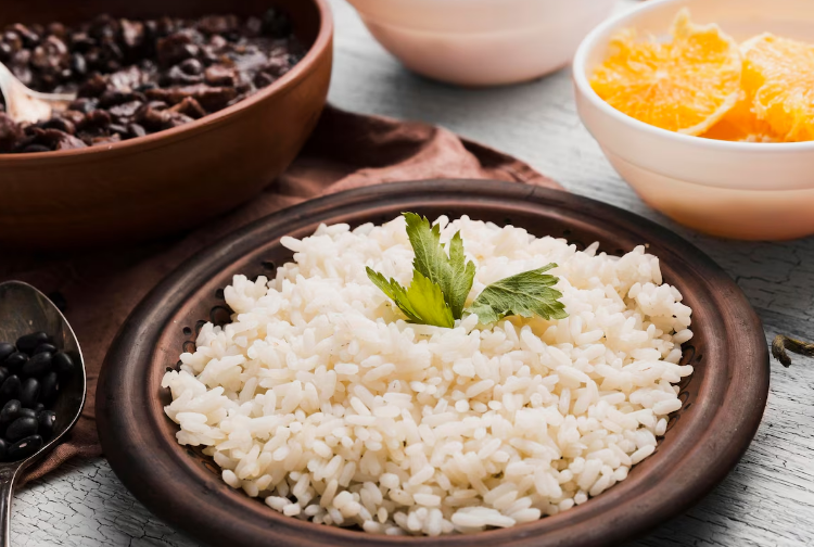 Quedas nos preços do arroz, feijão e leite ajudam a conter a inflação em 2025, aponta Apas