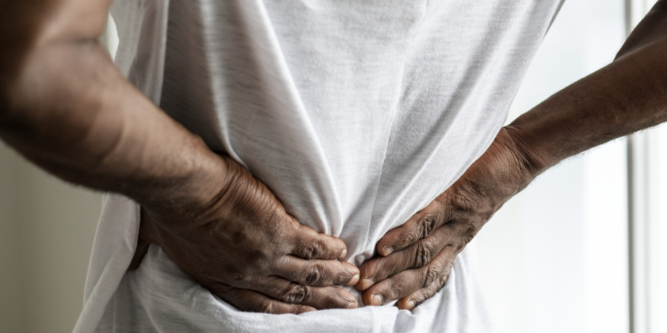 Envelhecimento populacional aumenta busca por diagnóstico de osteoporose no Brasil