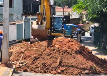 Obra de manutenção em galeria em rua na região do Bosque interdita trânsito até quarta