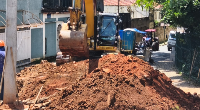 Obra de manutenção em galeria em rua na região do Bosque interdita trânsito até quarta