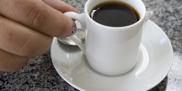 Café pode ser aliado e vilão no combate à ressaca; veja cuidados