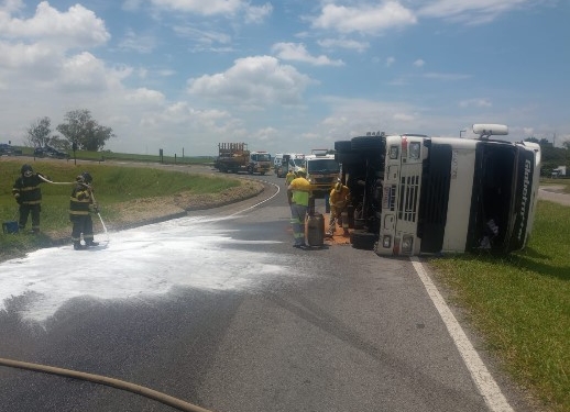 Carreta de cerveja tomba e interdita alça de acesso na SP-340 em Jaguariúna