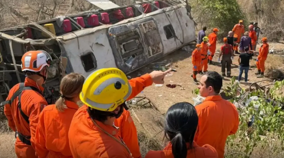 Capotamento de ônibus que levava romeiros deixa 15 mortos em Alagoas