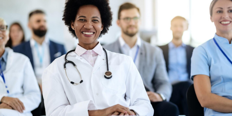 Investir no trabalho feminino na saúde é fundamental – por Carmino de Souza