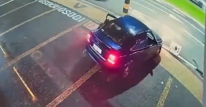 Adolescente de 15 anos morre após colisão de carro contra poste
