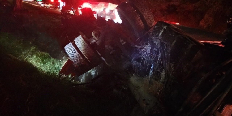 Motorista morre após carreta tombar na rodovia D. Pedro, em Campinas