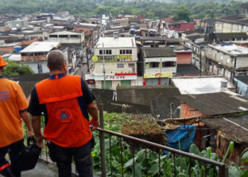 Tempestade atinge o Guarujá, causa alagamentos e deixa desabrigados
