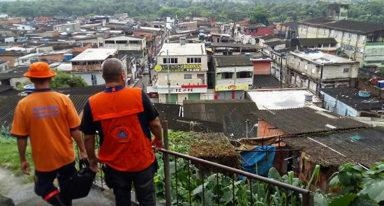 Tempestade atinge o Guarujá, causa alagamentos e deixa desabrigados