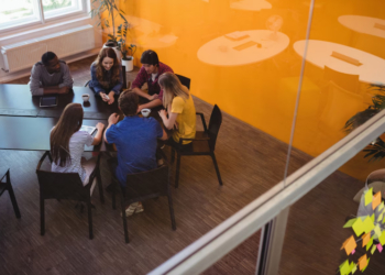 O que realmente decide sua trajetória dentro de uma empresa (e quase ninguém fala sobre isso) – por Karine Camuci