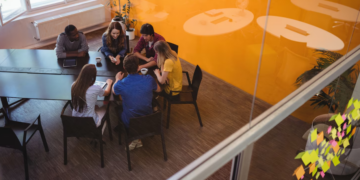 O que realmente decide sua trajetória dentro de uma empresa (e quase ninguém fala sobre isso) – por Karine Camuci