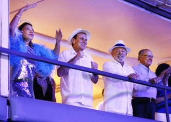 Oposição critica desfile de escola que homenageou Lula na Sapucaí