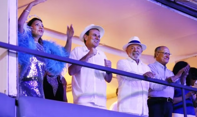 Oposição critica desfile de escola que homenageou Lula na Sapucaí