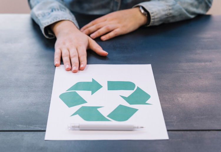 Artigo – Novo sistema de logística reversa de embalagens de plástico: impactos nos negócios – por Cecília Viveiros e Vinícius Laender