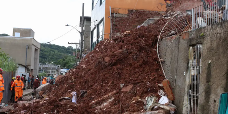 Sobe para 49 número de mortos em Juiz de Fora e Ubá