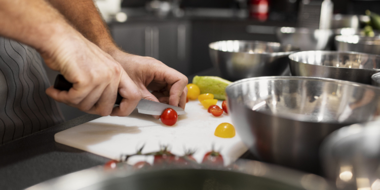 Veja 11 erros que elevam o risco de infecções alimentares, segundo estudo