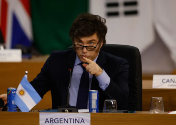 Reforma de Milei aumenta lucro e subjuga trabalhador, diz advogado