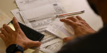 Salário mínimo de R$ 1.621 começa a ser pago nesta segunda