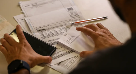 Salário mínimo de R$ 1.621 começa a ser pago nesta segunda