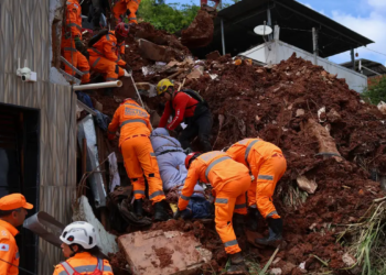 Chuva mata 55 pessoas e mobiliza oito frentes de resgate em Minas; veja imagens