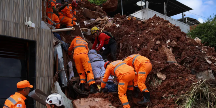 Chuva mata 55 pessoas e mobiliza oito frentes de resgate em Minas; veja imagens
