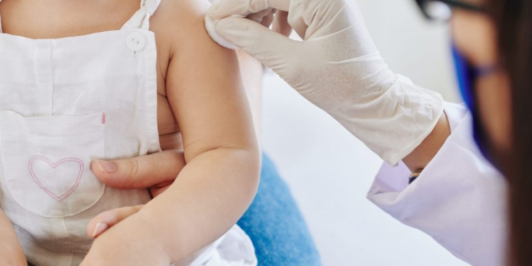 Imunização para prevenir bronquiolite começa nesta segunda em todo o estado