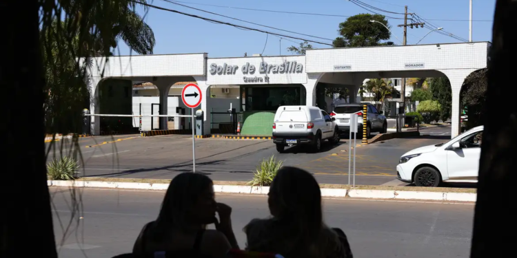 Bolsonaro tem 24h para explicar fala de Eduardo sobre acesso a vídeo