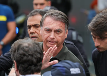 Alexandre de Moraes concede prisão domiciliar a Bolsonaro