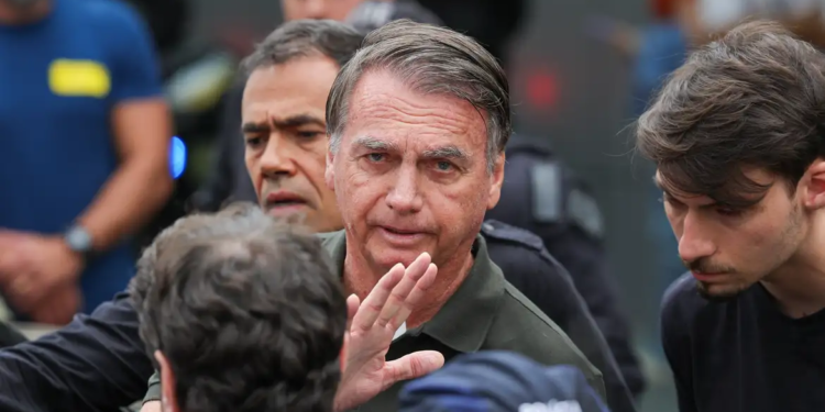 Alexandre de Moraes concede prisão domiciliar a Bolsonaro