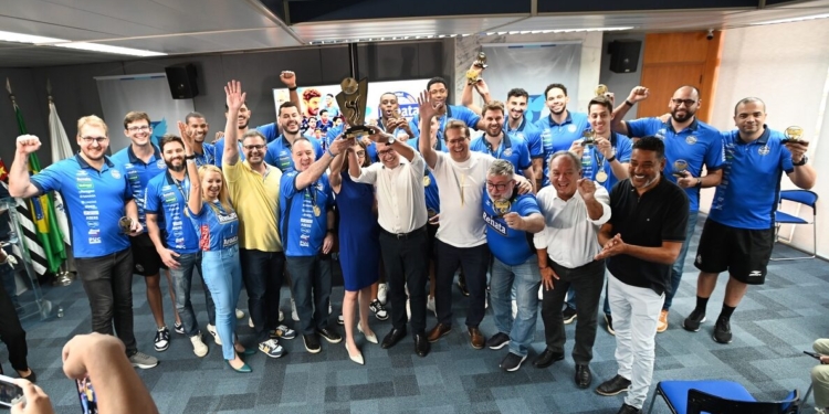 Campeões sul-americanos do Vôlei Renata são homenageados na Prefeitura