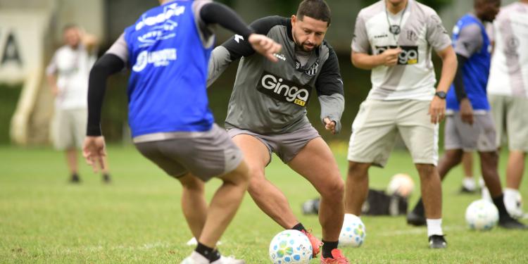 Ponte Preta desafia barreiras internas para virar a página na Série B