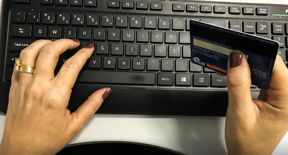 Juros do cartão de crédito pesam mais para famílias em fevereiro