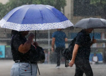 Semana começa com alerta laranja de chuvas intensas em 17 estados