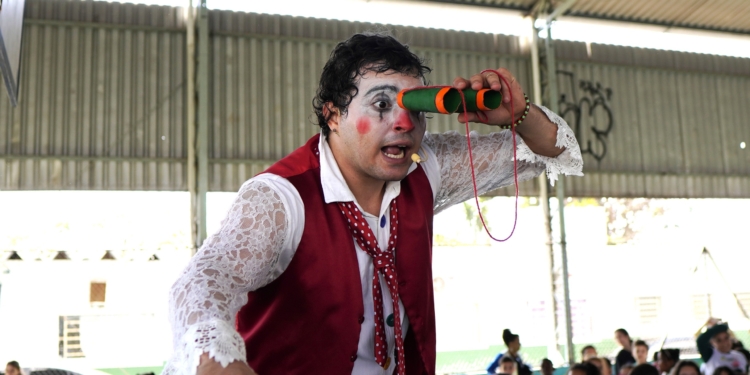 ‘Brincadeiras em Movimento’ leva teatro e oficinas de brinquedos artesanais a Pedreira