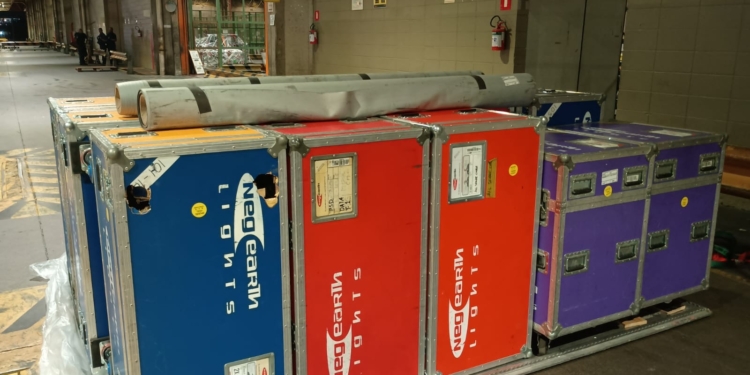 Viracopos recebe 19,5 toneladas de equipamentos para show do Pet Shop Boys