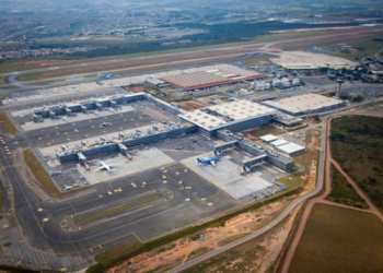 Aeronave com 118 haitianos fica retida em Viracopos; PF detectou falsificação em vistos