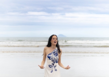 Letícia Zuppi lança canção sobre a mulher que não tem medo de amar