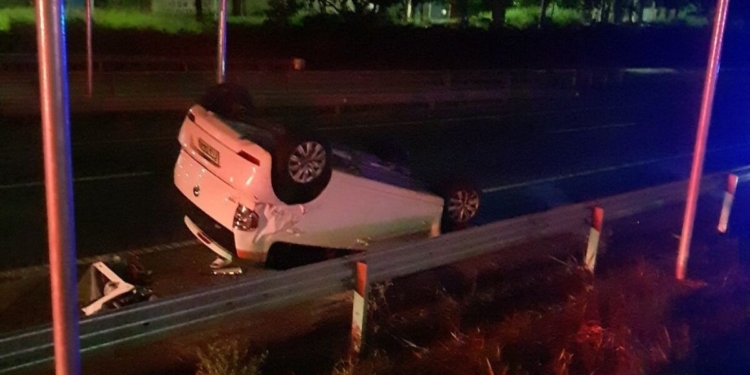 Homem alcoolizado capota carro e abandona grávida e criança feridas em Americana