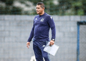 Em casa, Elio Sizenando diz que comandar o Guarani tem um ‘sabor especial’
