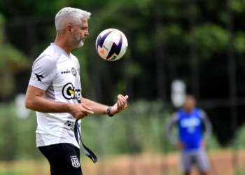 Após derrota da Ponte na estreia da Série B, Santana diz que clube busca reforços
