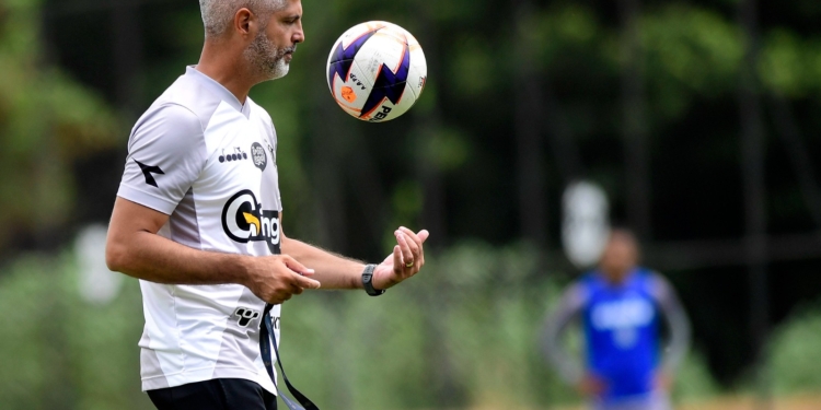 Após derrota da Ponte na estreia da Série B, Santana diz que clube busca reforços